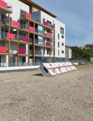 60-cartel-village-vertical-scenographie-inauguration-frederic-limonet.jpg